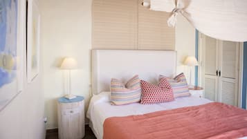 Minibar, decoración personalizada, muebles diferentes y escritorio