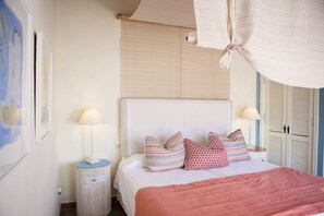 Minibar, individually decorated, individually furnished, desk - Hotel & Restaurant Cortijo del Arte (Pizarra)