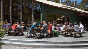 Serveert ontbijt, lunch en diner