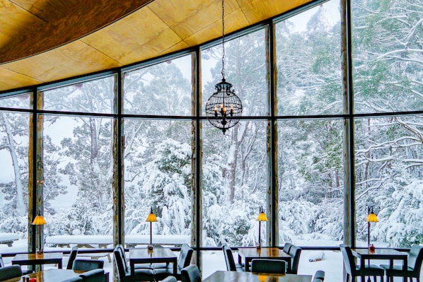 Petit déjeuner, déjeuner et dîner servis sur place