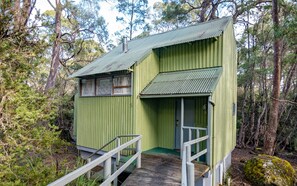 Heritage Loft Style Cabin | Terrace/patio