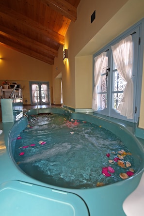 Apartment, 3 Bedrooms, Hot Tub (L'Onda) | Private spa tub