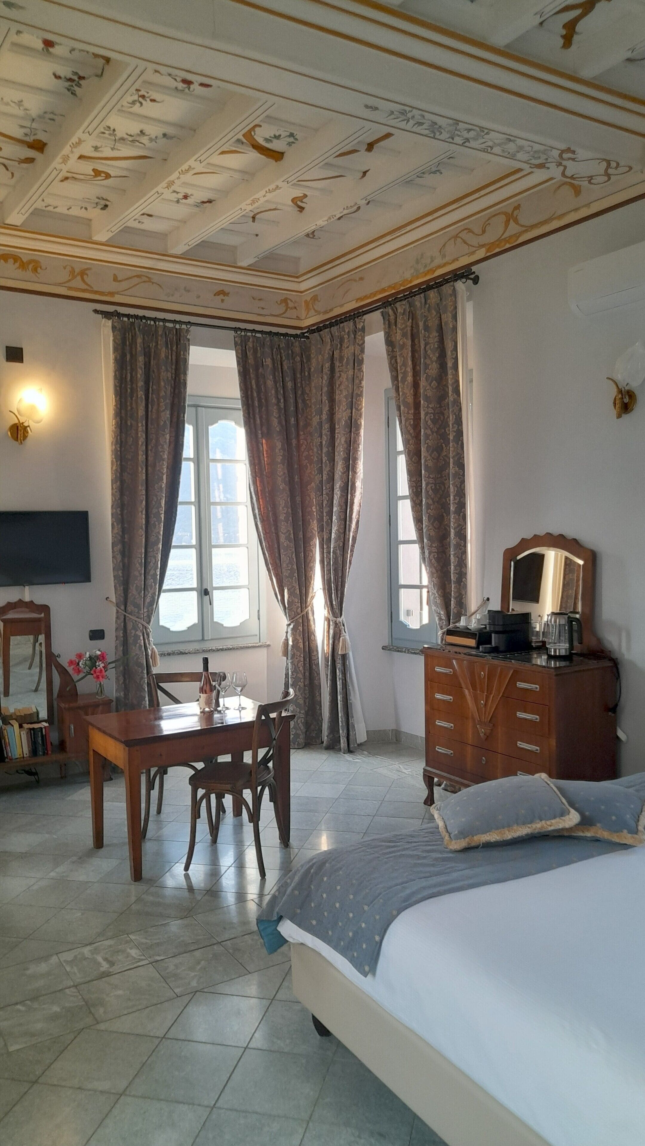 ห้องจูเนียร์สวีท, วิวทะเลสาบ (La Vista) | เครื่องนอนระดับพรีเมียม, ผ้านวมขนเป็ด, มินิบาร์, ตู้นิรภัยในห้องพัก