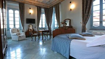 Junior suite, uitzicht op meer (La Vista) | 1 slaapkamer, luxe beddengoed, donsdekens, een minibar