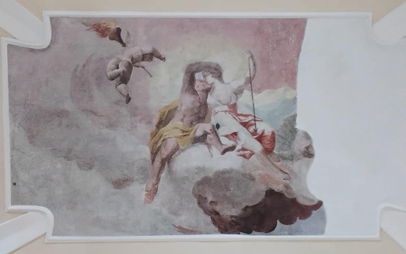 Ein klassisches Gemälde mit einer auf einer Wolke sitzenden Gestalt, einer fliegenden Gestalt und einer Landschaft im Hintergrund.