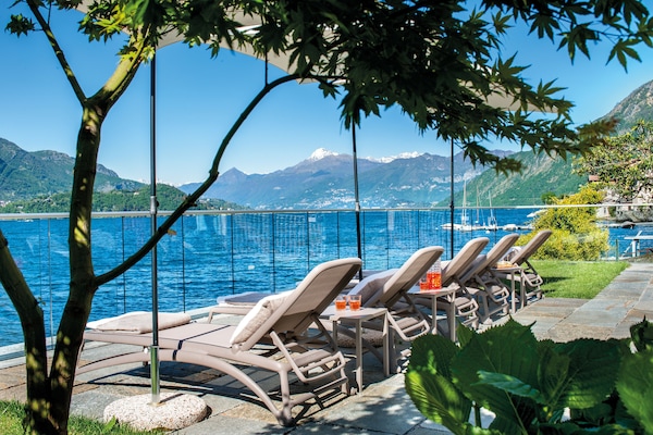 Plage privée, sable noir, chaises longues, parasols