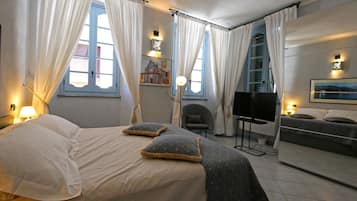 Habitación doble clásica, vista a la ciudad (San Primo) | Ropa de cama de alta calidad, edredón y minibar