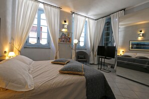 Habitación doble clásica, vista a la ciudad (San Primo) | Ropa de cama de alta calidad, edredón y minibar