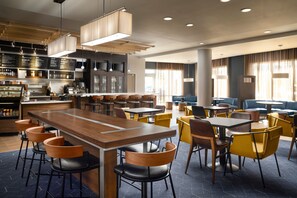 Breakfast and dinner served - Courtyard Hammond (Hammond)