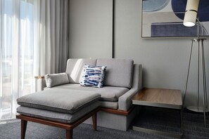 Hypo-allergenic bedding, desk, laptop workspace, blackout drapes - Courtyard Hammond (Hammond)