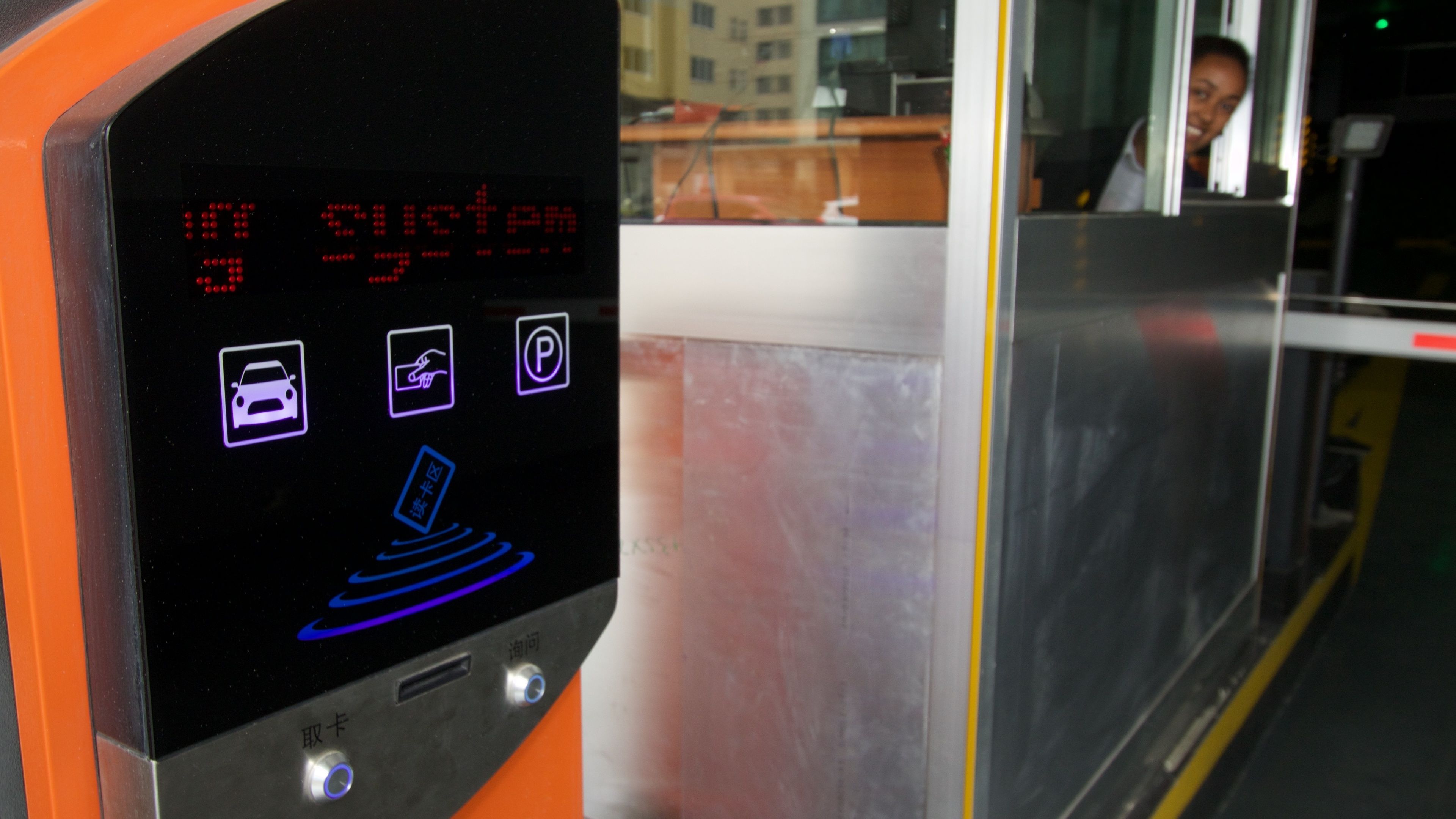 Ein digitales Parkbezahlungssystem mit Icons für ein Auto, eine Hand und ein Parkplatzsymbol, zusammen mit einem blauen Pfeil, der eine Richtung anzeigt.