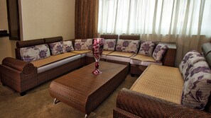 Executive Suite (Executive) | Living area | 32-inch flat-screen TV with satellite channels, TV