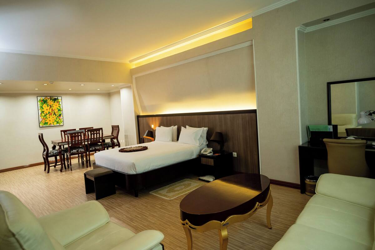 Junior Suite | Minibar, in-room safe, desk, blackout drapes