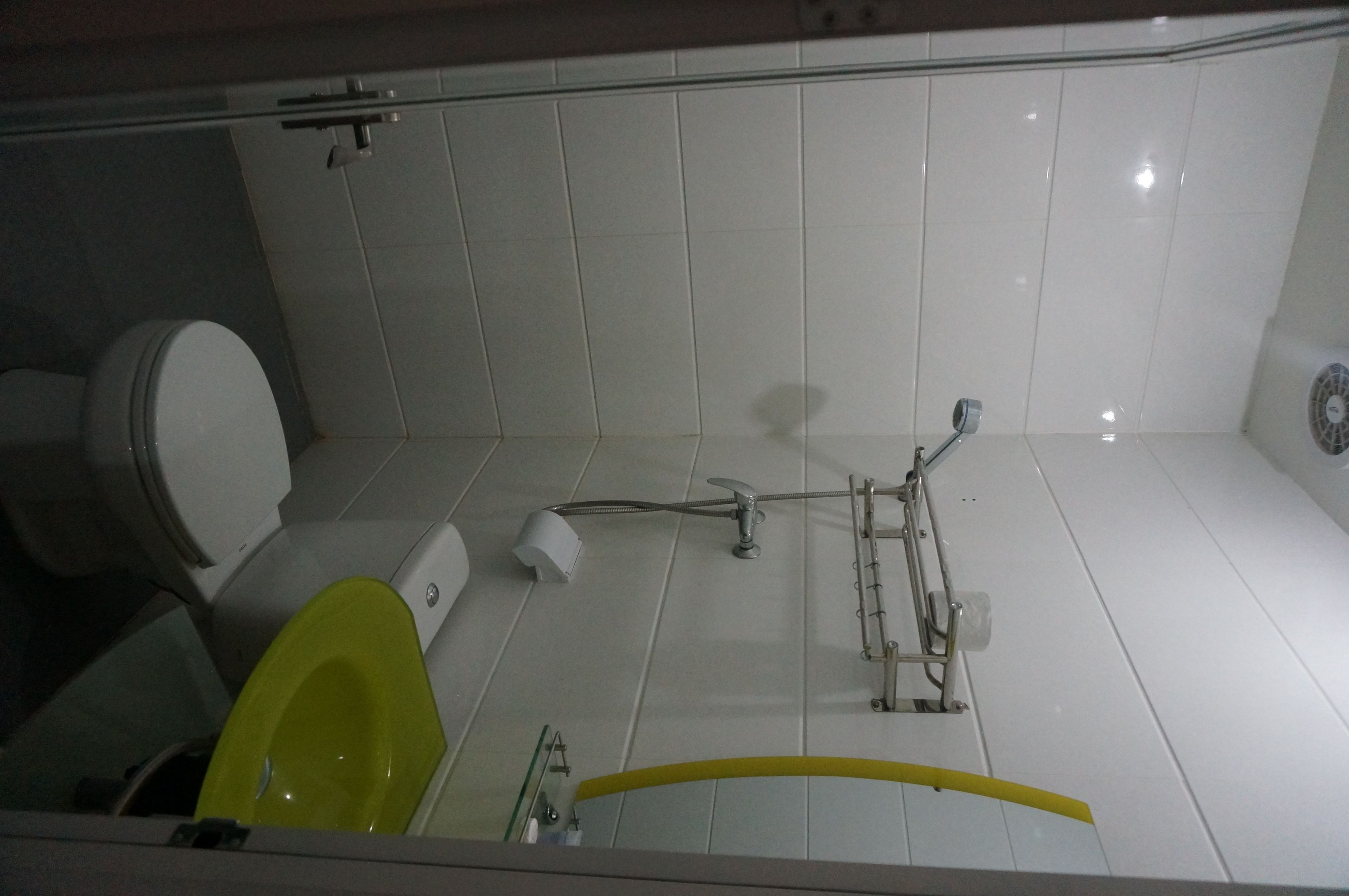 Ein Badezimmer mit Toilette, Bidet und Duscharmaturen.