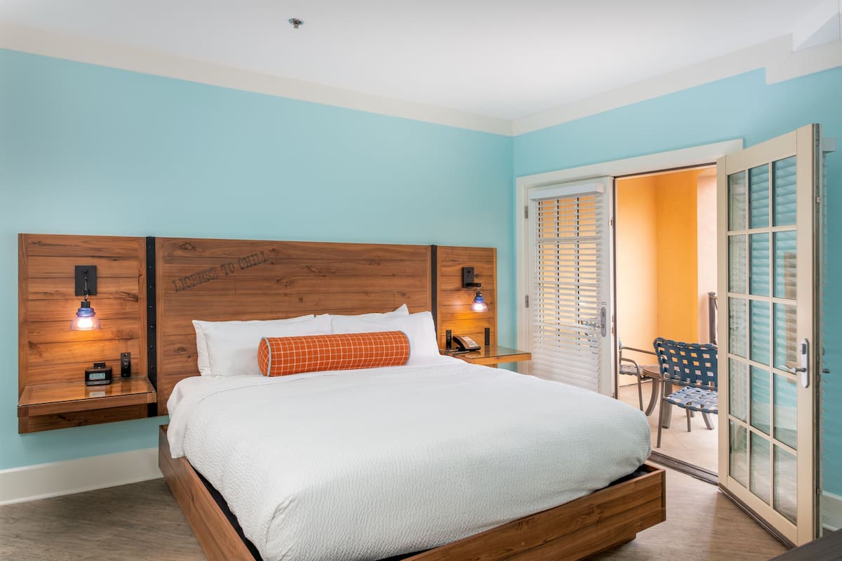 Premium bedding, in-room safe, iron/ironing board, free WiFi