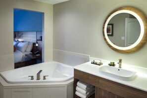 Shower, rainfall showerhead, free toiletries, hair dryer