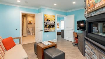 スイート キングベッド 1 台ソファーベッド付き | リビングルーム | 40 インチの液晶テレビ (デジタル放送視聴可)、テレビ、暖炉