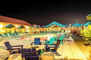 Outdoor pool, sun loungers - Margaritaville Island Hotel (Pigeon Forge)