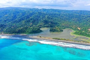 Una piscina al aire libre, sillones reclinables de piscina