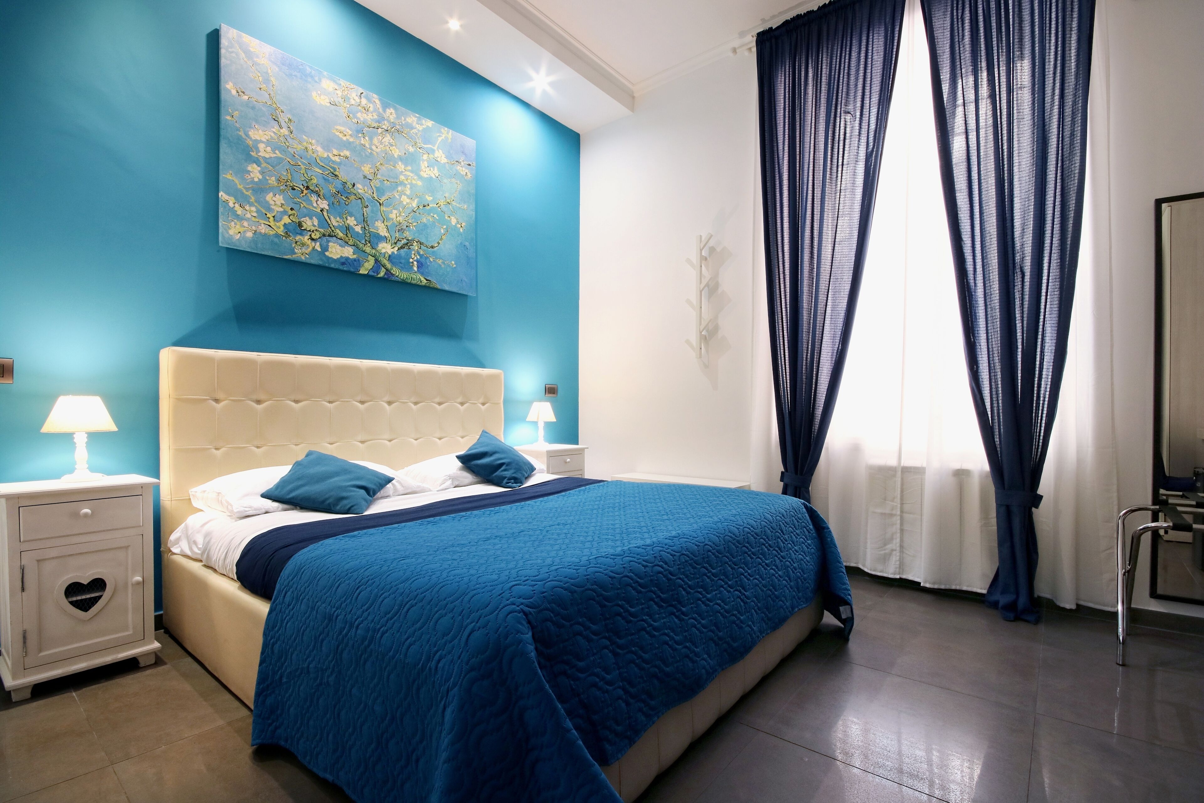 Deluxe Room | Minibar, in-room safe, blackout drapes, soundproofing