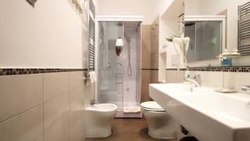 Superior-suite | Badeværelse | Bruser, brusehoved med hydromassage, gratis toiletartikler, hårtørrer