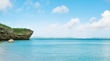 Gần bãi biển, dù trên bãi biển