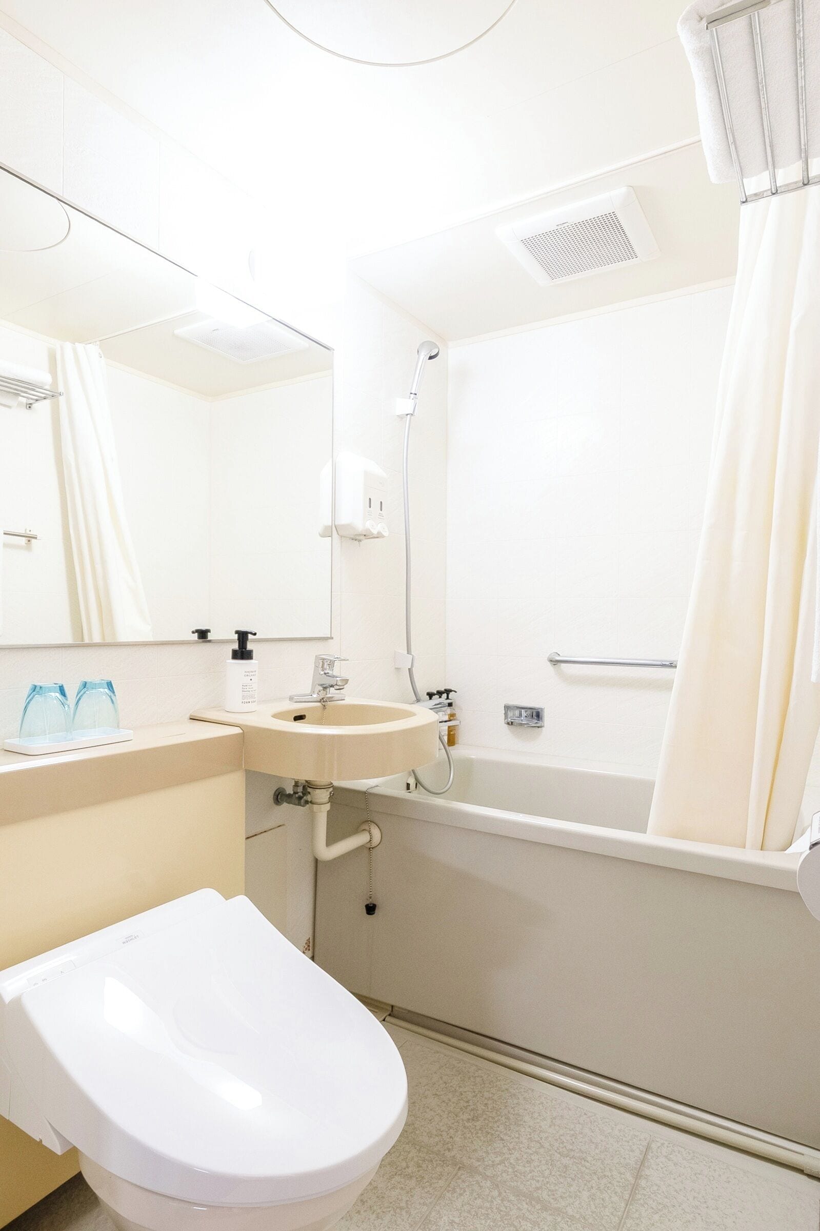 A bathroom with a toilet, sink, and bathtub.