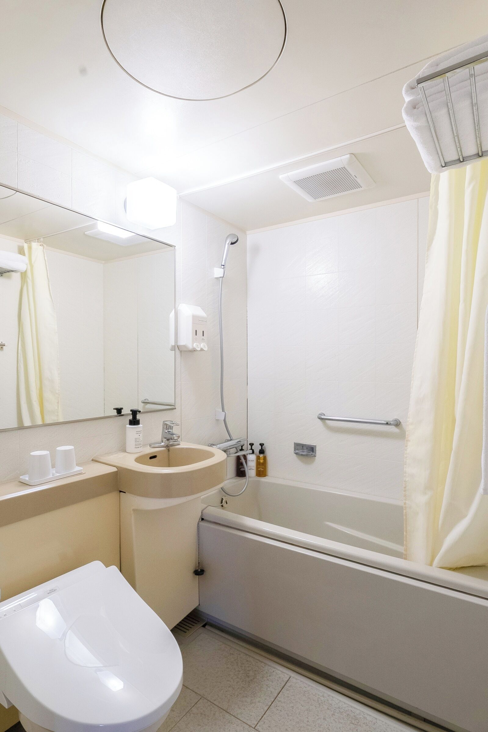 A bathroom with a toilet, sink, and bathtub.