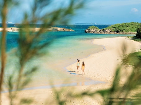 Una playa cerca, sombrillas