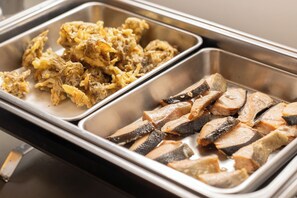 Frokostbuffé hver dag (mot et tillegg)