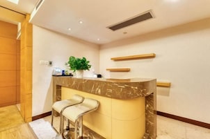 Minibar, caja de seguridad en la habitación y despertador