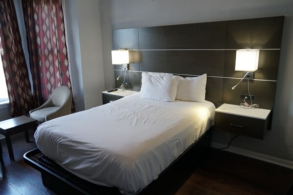 Deluxe Room, 1 Double Bed, Shared Bathroom | Free WiFi, bed sheets