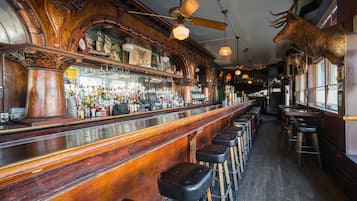 Serves lunch, dinner and happy hour