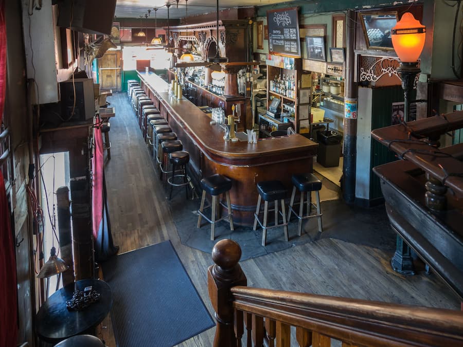 Sert le déjeuner, le dîner et l'apéritif