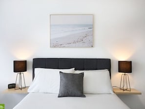 Ocean View Queen | Premium bedding, blackout curtains, cots/infant beds, rollaway beds - Boat Harbour Motel (Wollongong)