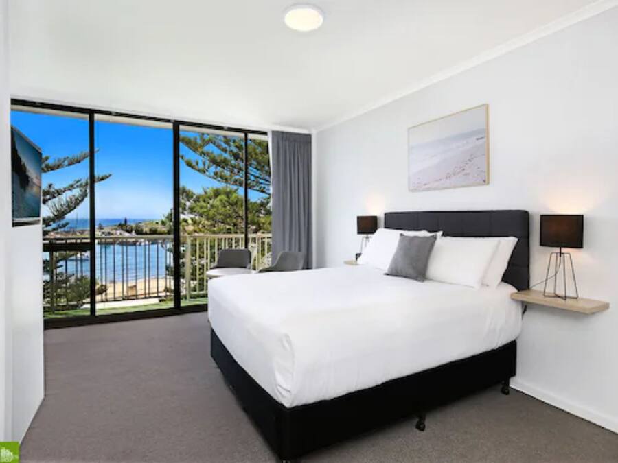 Ocean View Queen | Premium bedding, blackout drapes, cribs/infant beds, rollaway beds