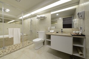 Superior Family Room | Bathroom - Grand City Hotel (Taichung)