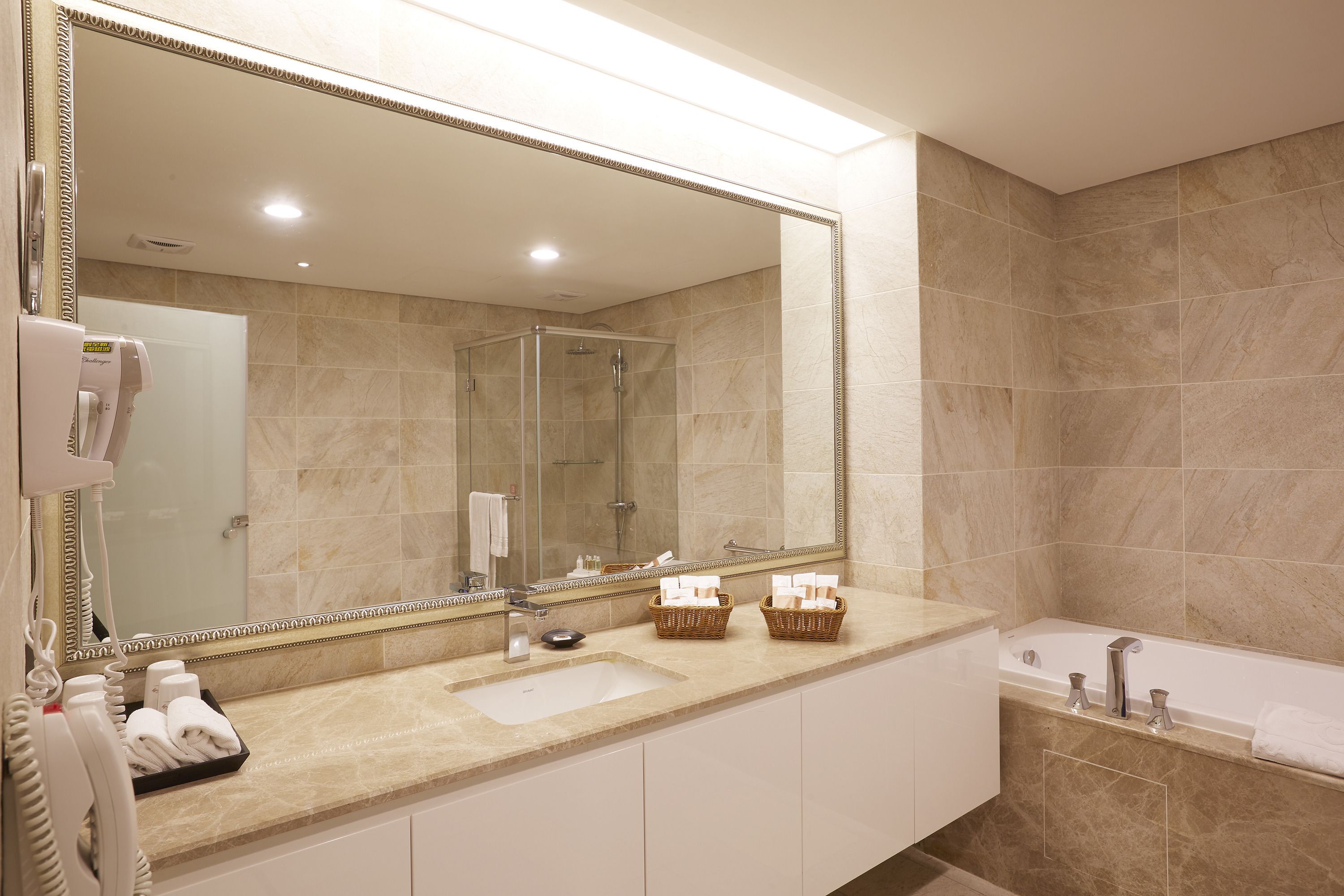 deluxe family room | deep-soaking bathtub