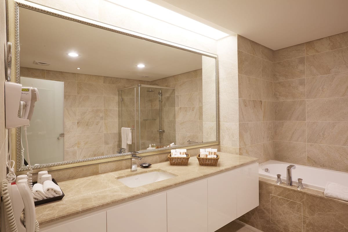 deluxe family room | deep-soaking bathtub