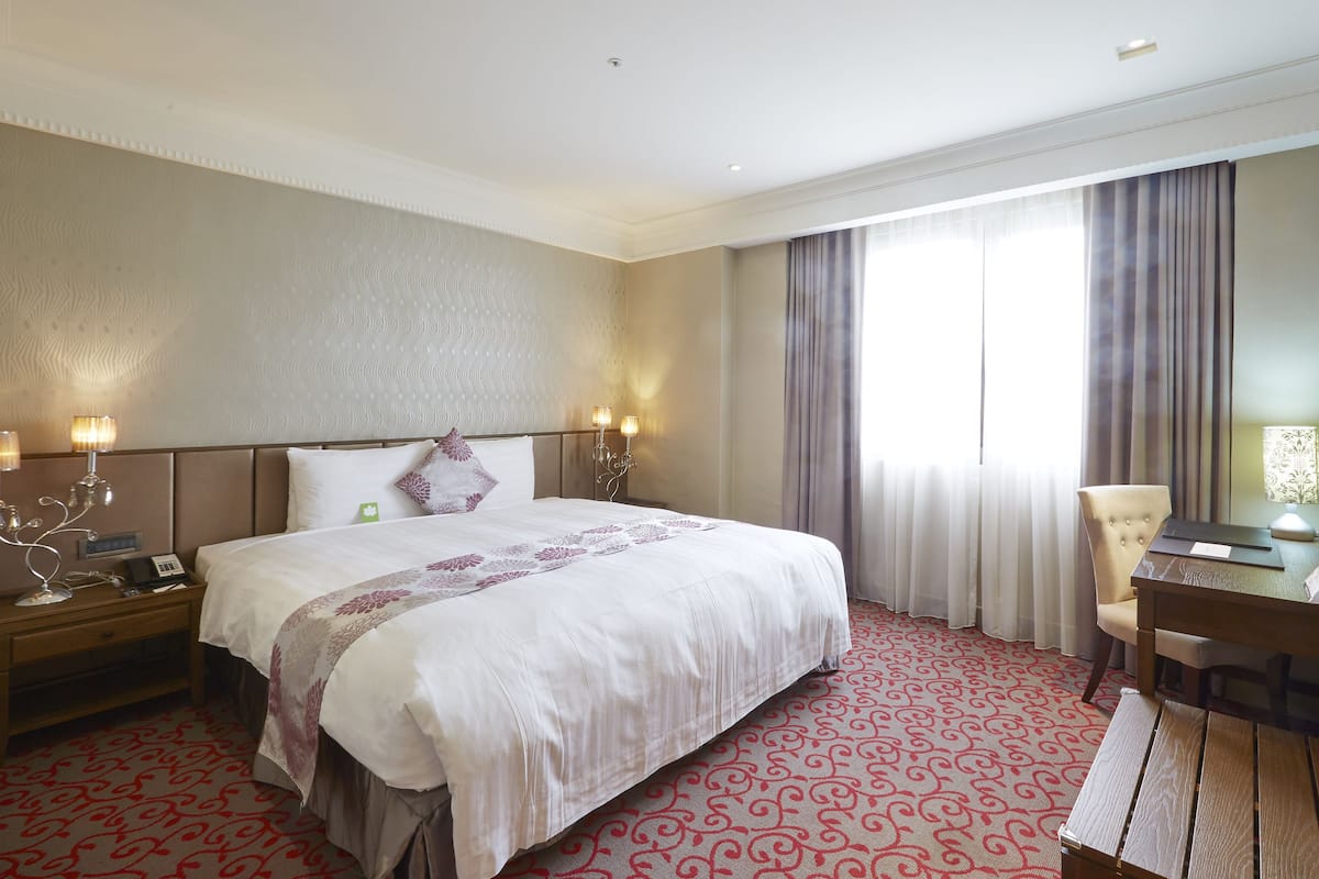 Business Room | Down duvets, in-room safe, desk, blackout curtains