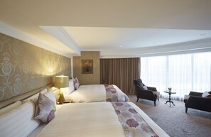 Superior-huone | Untuvapeitot, tallelokero huoneessa, työpöytä, pimennysverhot