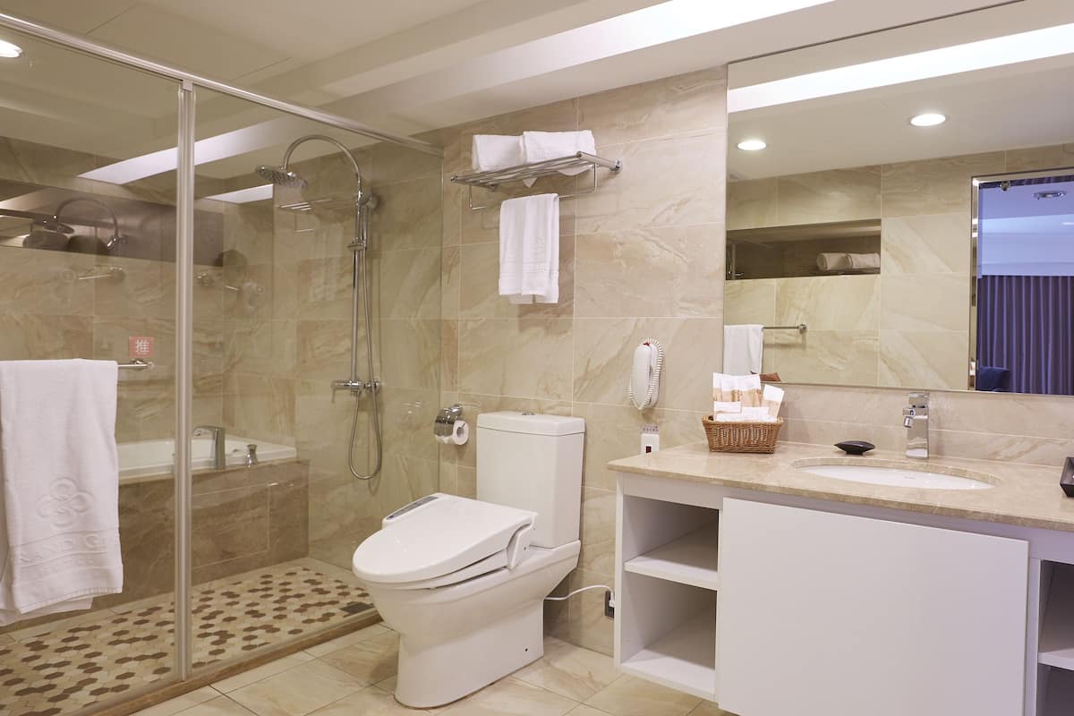 superior family room | deep-soaking bathtub