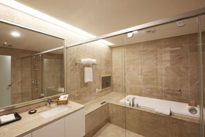 Executive Room | Bathroom | Free toiletries, hair dryer, slippers, towels - Grand City Hotel (Taichung)