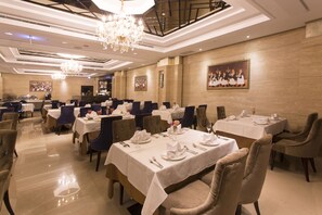 3 restaurants; breakfast, lunch, and dinner served - Grand City Hotel (Taichung)