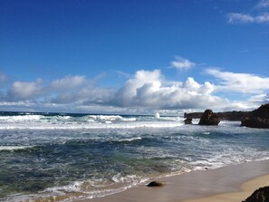 Beach nearby, white sand - Beachwalk Cottage (Blairgowrie)