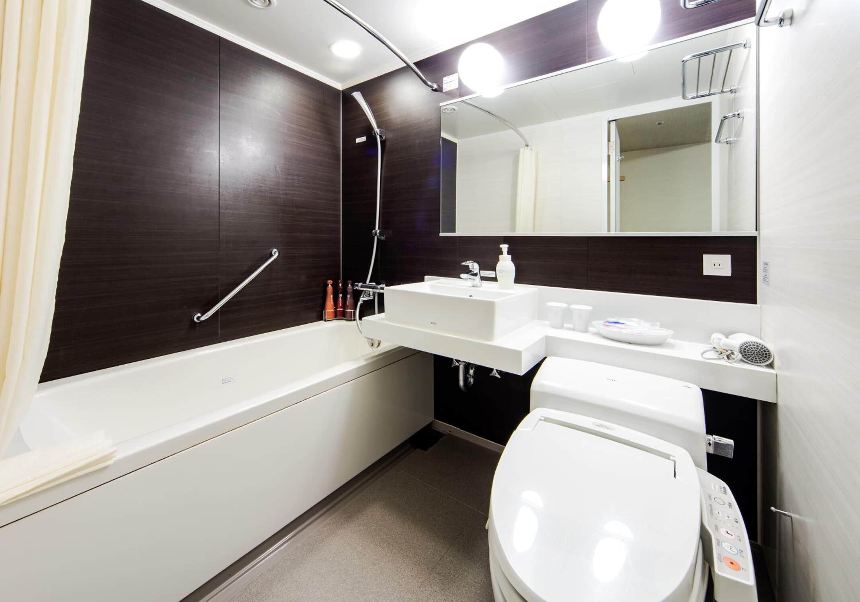 combined shower/bathtub, free toiletries, hair dryer, slippers