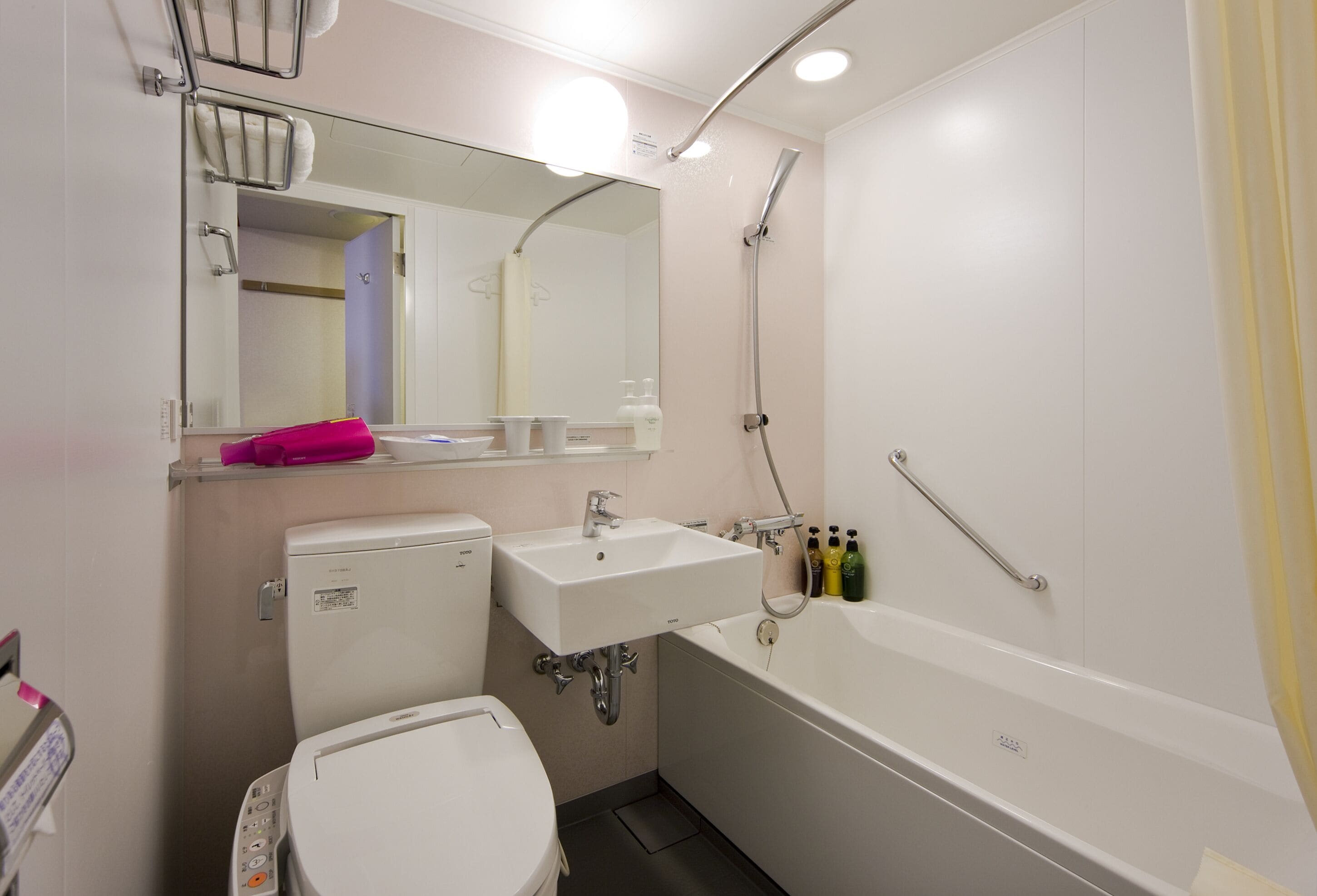 combined shower/bathtub, free toiletries, hair dryer, slippers