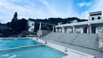 2 kolam renang outdoor