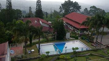 Piscine couverte, piscine extérieure
