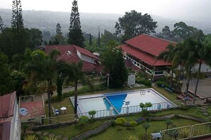 Alberca techada y alberca al aire libre